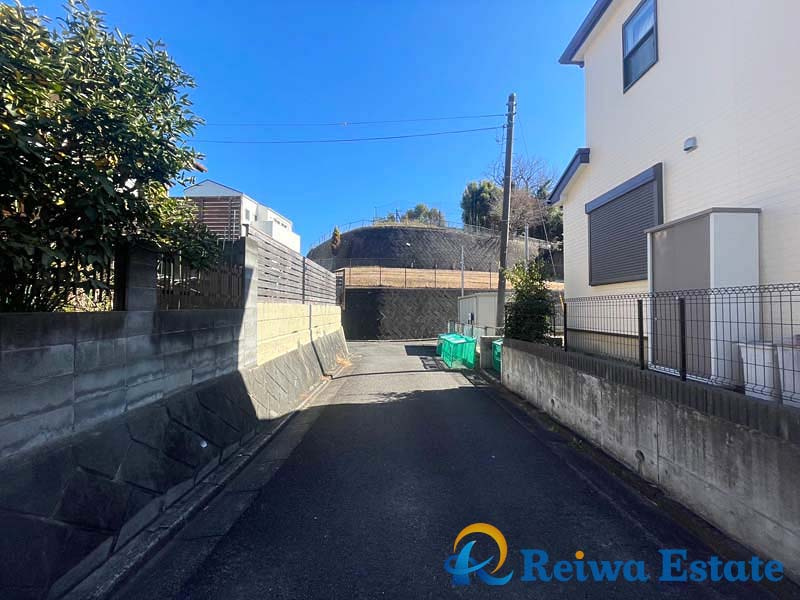 売地　茅ヶ崎市芹沢の前面道路含む現地写真