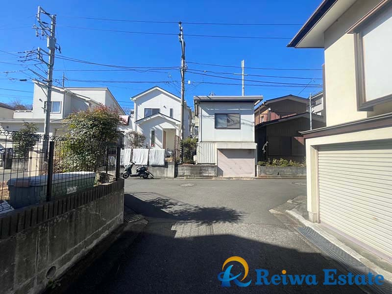 売地　茅ヶ崎市芹沢の前面道路含む現地写真