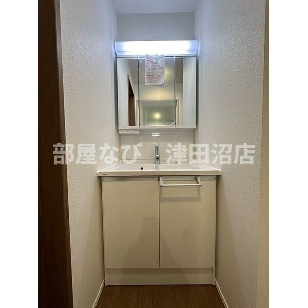 船橋市前原西３丁目の一戸建ての独立洗面台|独立洗面台、小物を置くことができて便利です