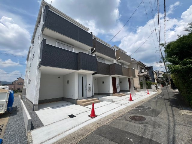 太秦井戸ケ尻町【6区画】5号地の前面道路含む現地写真