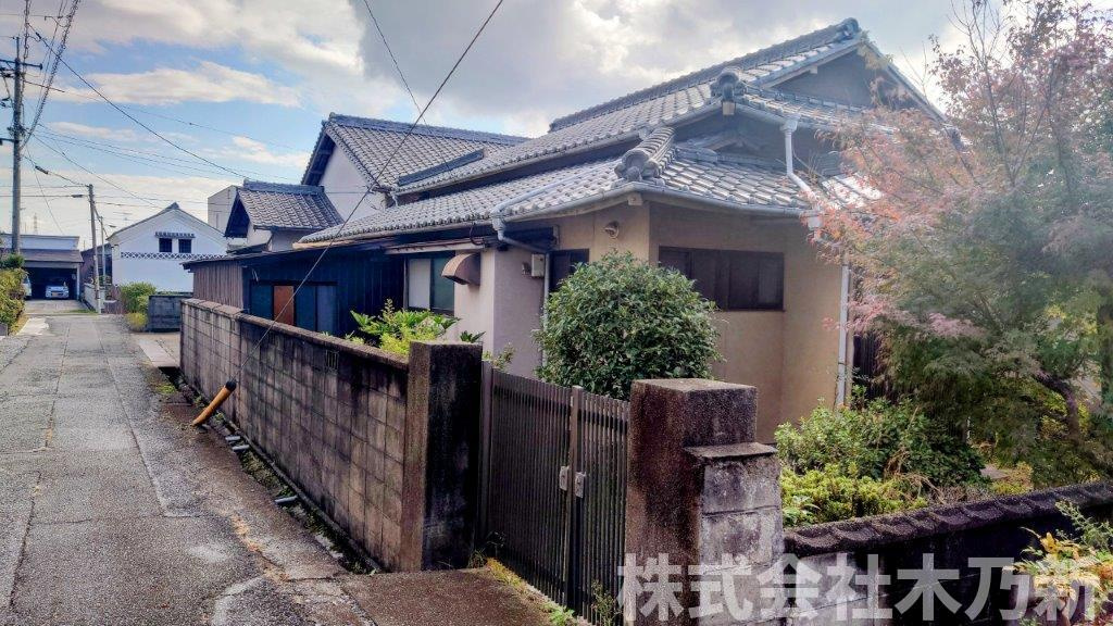 鴨方町鴨方売家の前面道路含む現地写真
