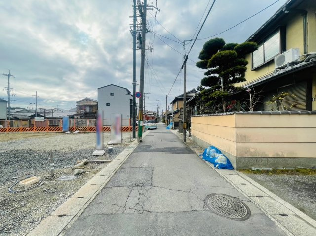 太秦井戸ケ尻町【6区画】3号地の前面道路含む現地写真