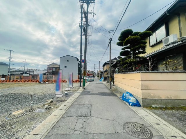 太秦井戸ケ尻町【6区画】3号地の前面道路含む現地写真