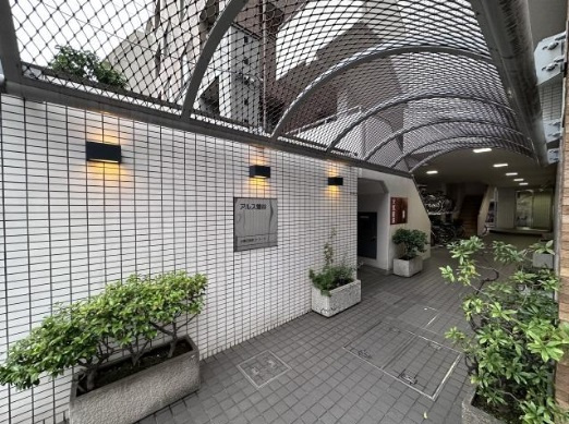 東急ドエルアルス鶯谷の外観|マンション入口
