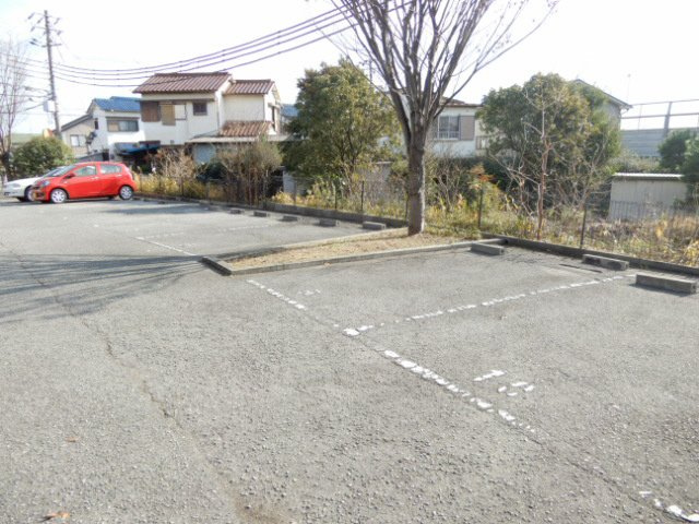 ブライストンハイツの駐車場