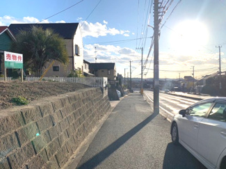 【前面道路含む現地写真】 | 君津市陽光台　土地　君津駅 | 前面道路は整備された歩道含め、約21ｍの公道です。
形の整った整形地で建物の配置も考えやすいです。
多彩な建築プランをご提案いたします♪
お気軽にご相談ください！！
周辺環境も含めご案内いたします！！