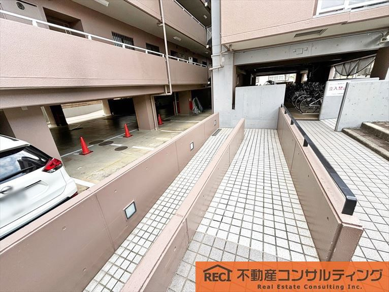 アルディア伊勢の駐車場