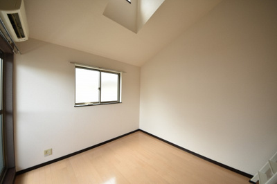 【洋室】 | コンフォートベネフィス高宮8 | 別号室の写真になります。現況優先。