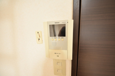 【セキュリティ】 | コンフォートベネフィス高宮8 | 別号室の写真になります。現況優先。
