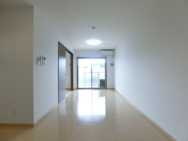 スカイマンションｋの居間・リビング|303号室の写真