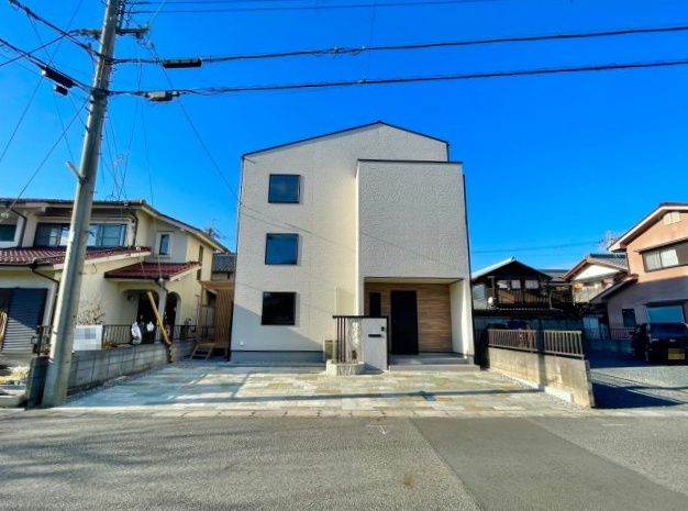 守山市吉身6丁目　新築戸建ての前面道路含む現地写真|駐車4台可（車種による）