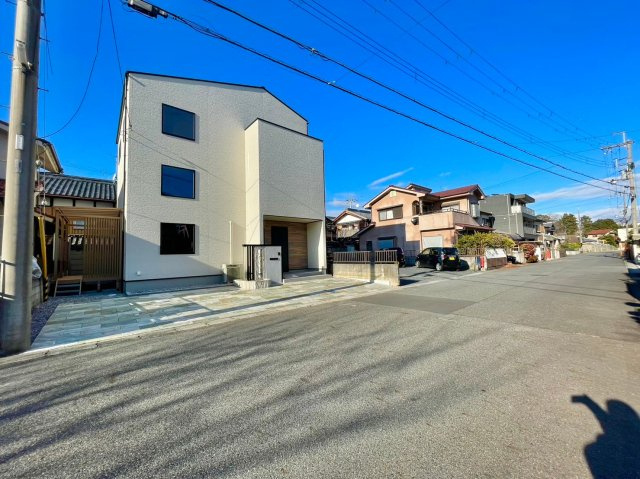 守山市吉身6丁目　新築戸建ての前面道路含む現地写真|前道広々6.9ｍ。
