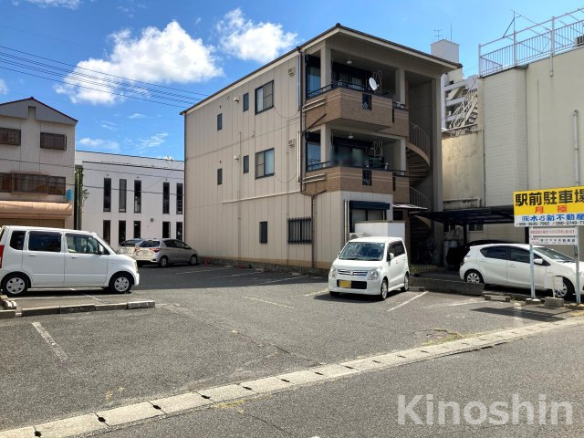 駅前駐車場の外観|普通車区画　月額税込10,000円、軽自動車専用区画　月額税込8,000円