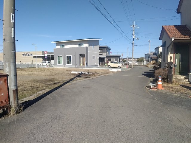 高島市安曇川町西万木66坪土地の前面道路含む現地写真