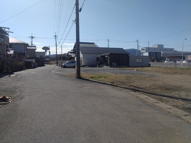 高島市安曇川町西万木66坪土地の前面道路含む現地写真