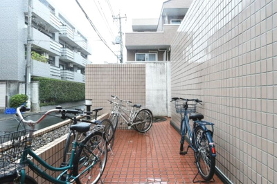 【駐車場】 | ルーブル氷川台　13467 | 敷地内に自転車置き場があります(^^)/