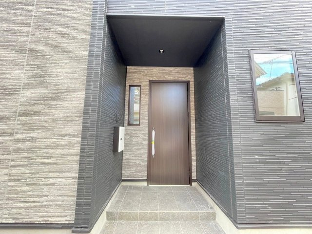 八潮市大字垳　新築戸建　全1棟のエントランス|玄関前は屋根付きなので便利です