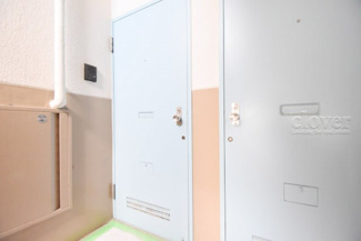 【その他共用部分】 | 皆様をお迎えする、お部屋の玄関ドア。開けやすさや開放角度、ドアノブの操作しやすさや鍵の形状などを、現地で一度ご確認ください。～即日のご見学可能～　お問合せはお気軽にどうぞ。