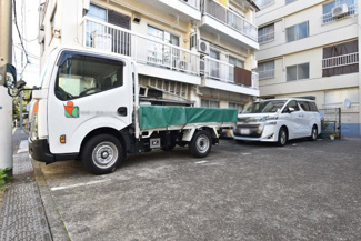 【駐車場】 | マンションの駐車場スペース。空きの有無や駐車料金、サイズ規定などについては、改めてお問い合わせください。～即日のご見学可能～　お問合せはお気軽にどうぞ。