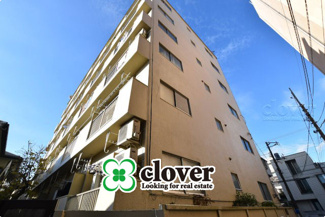 【外観】 | 青空によく映える建物です。手入れの行き届いた外壁やマンション正面エントランスなど、綺麗な姿をぜひ一度、現地にてご覧ください。～即日のご見学可能～　お問合せはお気軽にどうぞ。