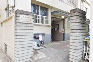 【エントランス】 | お客様を、そして住人を出迎えてくれるマンションのエントランス。ゴミが落ちていないことからも、管理状態の良さや住民の節度の高さが見て取れます。～即日のご見学可能～　お問合せはお気軽にどうぞ。