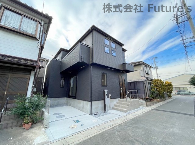 八潮市大字二丁目　新築戸建　全1棟の外観|カースペース1台付きの邸宅
