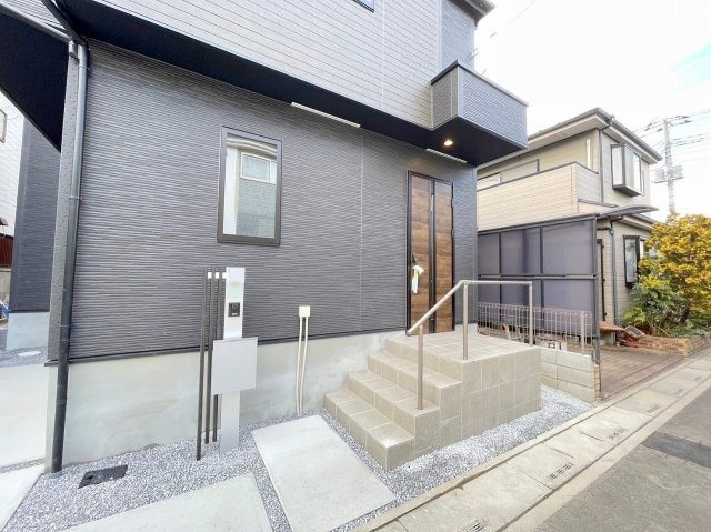 八潮市大字二丁目　新築戸建　全1棟のエントランス|手すり付きの玄関アプローチ
