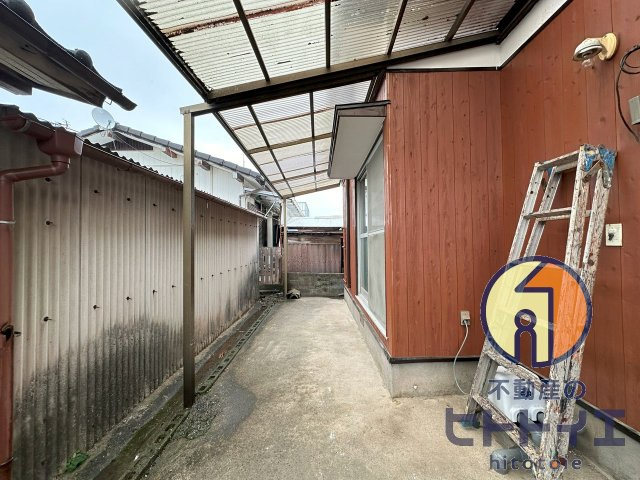 水田貸家の駐車場