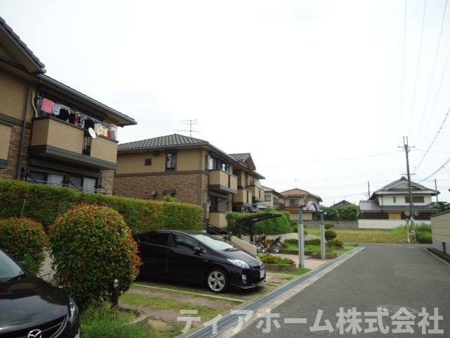 香芝市真美ヶ丘１丁目のハイツの駐車場