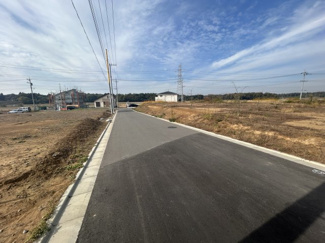 【前面道路含む現地写真】