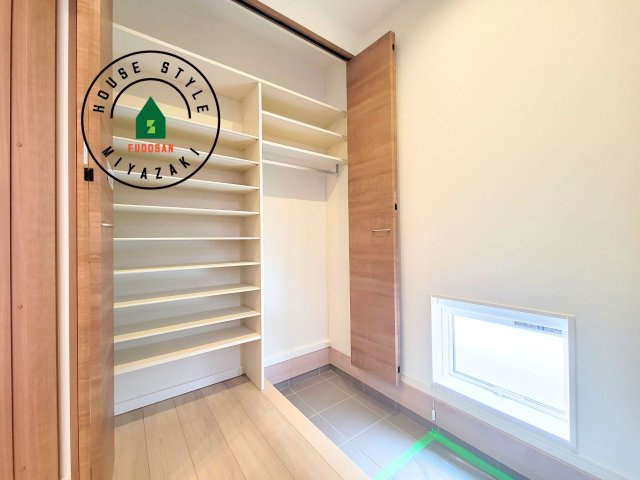 FelidiaGarden恒久南3丁目 （1号棟）の収納|玄関には大きな収納があり整理整頓しやすくなっています。