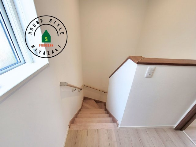 FelidiaGarden恒久南3丁目 （1号棟）の内装|階段からも明るい光が入ります。採光や通風も階段の重要な役割です。