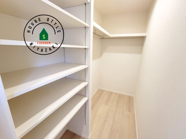 FelidiaGarden恒久南3丁目 （1号棟）の収納|広いウォークインクローゼットは、衣類が横一列に並ぶためひと目で洋服が選びやすいこと。衣類をたくさんお持ちの方も、限られたスペース内に無理なく収納することができます。