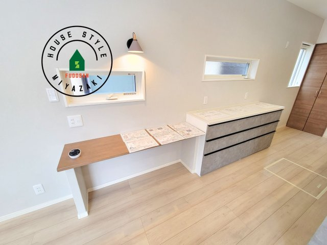 FelidiaGarden恒久南3丁目 （1号棟）の居間・リビング|１Fにはちょっとしたデスクワークスペース。照明もおしゃれです。