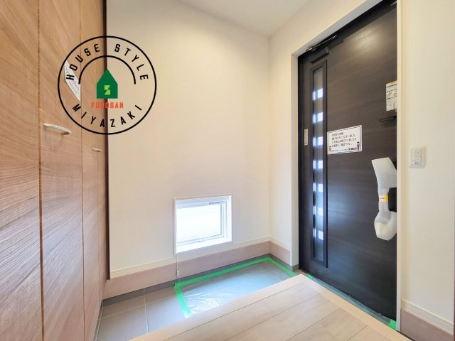 FelidiaGarden恒久南3丁目 （1号棟）の玄関|光の入る明るい玄関です！
玄関には収能力の高いシューズボックスがあります
玄関は家の顔ですから綺麗に整頓出来る収納は必須ですよね！