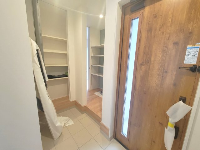 FelidiaGarden恒久南3丁目 （1号棟）の内観：施工例|同社仕様。玄関横には便利な収納があります。