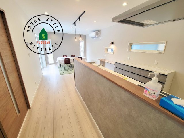 FelidiaGarden恒久南3丁目 （1号棟）の居間・リビング|キッチンからリビングをしっかり確認できます。家族の笑顔があふれる空間になりそうですね。