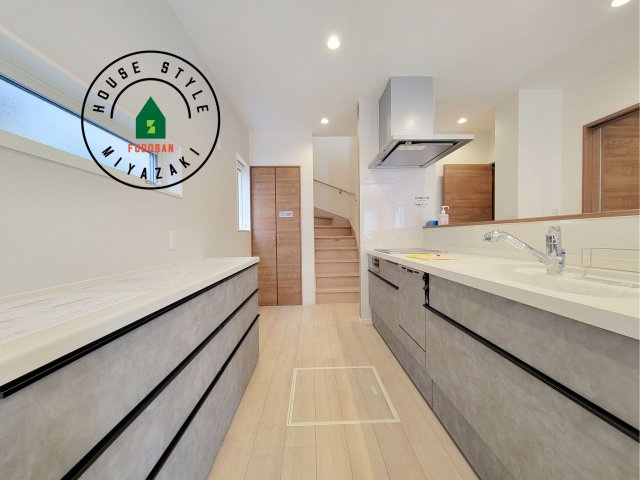 FelidiaGarden恒久南3丁目 （1号棟）のキッチン|ダイニングテーブルへの配膳がラクラク、お料理はかどるカウンター付きシステムキッチン！