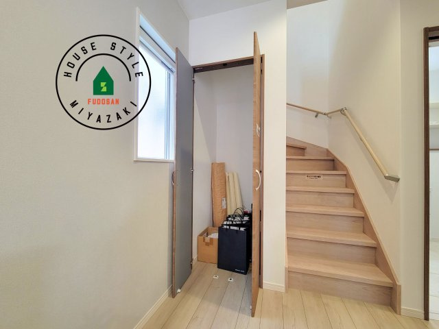 FelidiaGarden恒久南3丁目 （1号棟）の収納|階段横にちょっとした収納があるのは嬉しいですね。