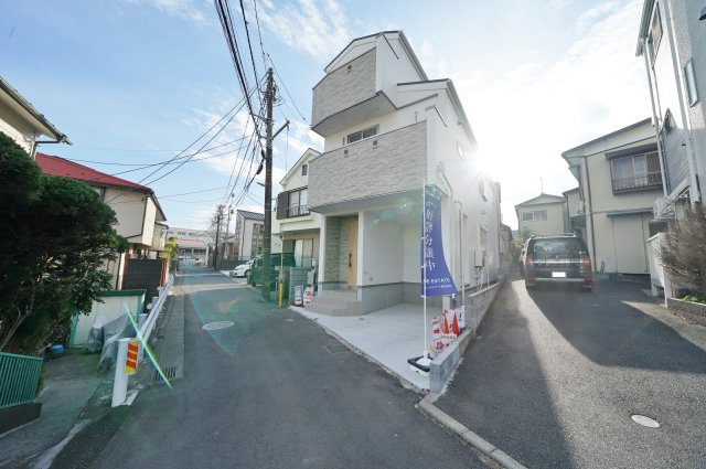【横浜市保土ケ谷区釜台町24-18新築戸建て】★仲介手数料無料★（常盤台小学校・保土ヶ谷中学校）の前面道路含む現地写真