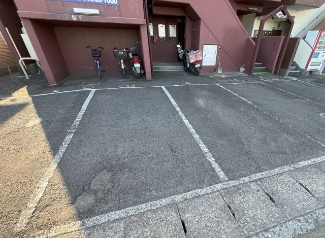 D LIGHT BLDの駐車場