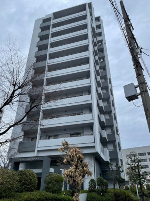 【外観】 | レジオン大阪城公園 | ○南東向きバルコニー/採光良好◎
●「京橋」駅徒歩7分
○周辺環境充実で生活至便！