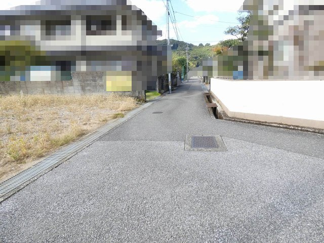 介良（中野団地）建築条件なし　売土地の前面道路含む現地写真