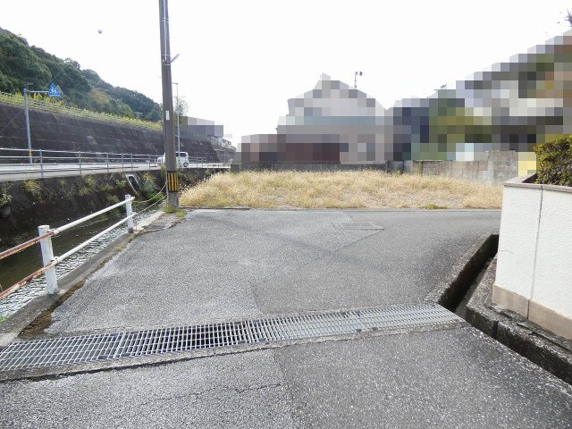 介良（中野団地）建築条件なし　売土地の前面道路含む現地写真