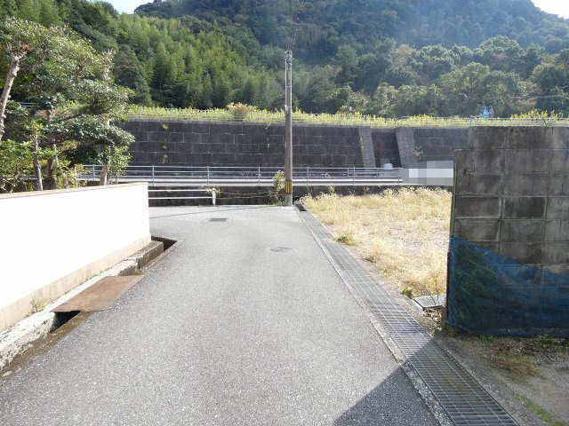 介良（中野団地）建築条件なし　売土地の前面道路含む現地写真