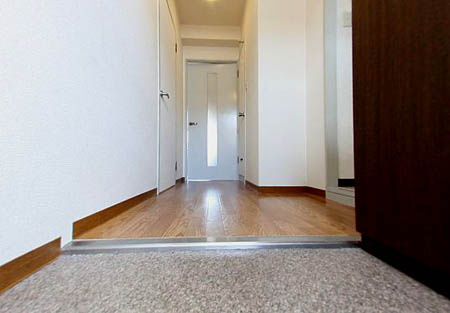 和泉市上町の賃貸マンションの玄関|ゆったりとした玄関です