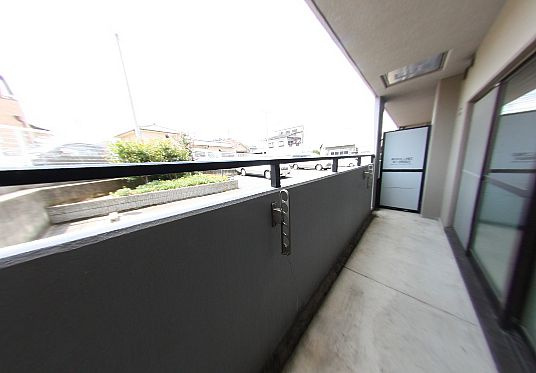 和泉市上町の賃貸マンションのバルコニー|バルコニーからの眺めを楽しみながら食事をしませんか