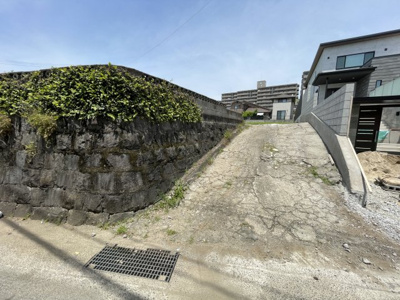 【外観】 | 神水本町　土地 | 道路より一段高くなっているためプライバシー性の高いおうちづくりができそうです
