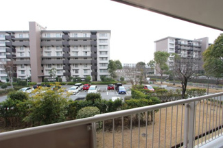 【展望】 | 前面棟と距離があるため、開放的なバルコニーです　1，2階の両方にバルコニーあり