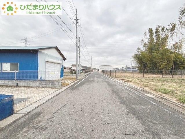 北本市中丸9丁目　中古一戸建ての前面道路含む現地写真